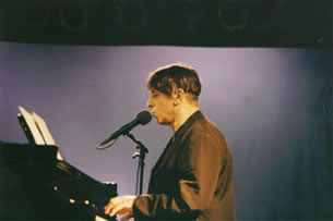 John Cale live in Cologne - 1994-05-04 photo: Gary Fox